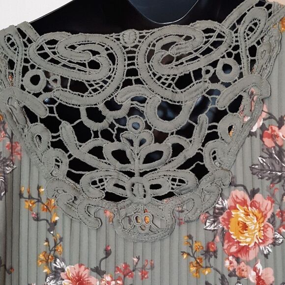 Bobbie Brooks green floral lace blouse - Picture 3 of 6